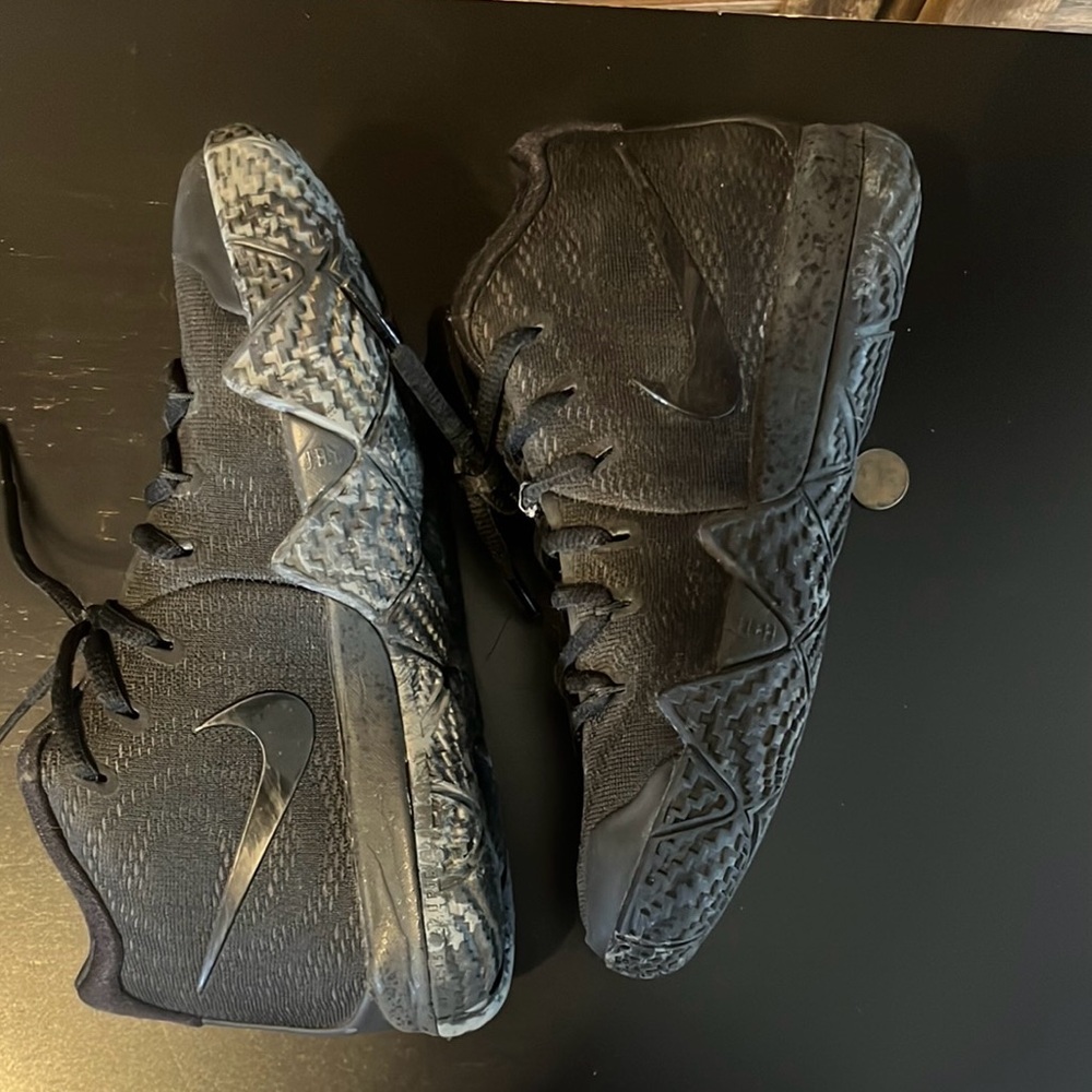 NIKE Kyrie black out Youth size 3.5